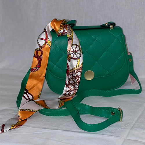 Borsetta in ecopelle con foulard