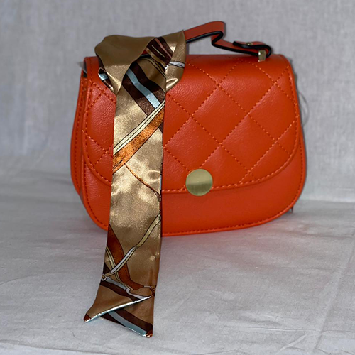 Borsetta in ecopelle con foulard